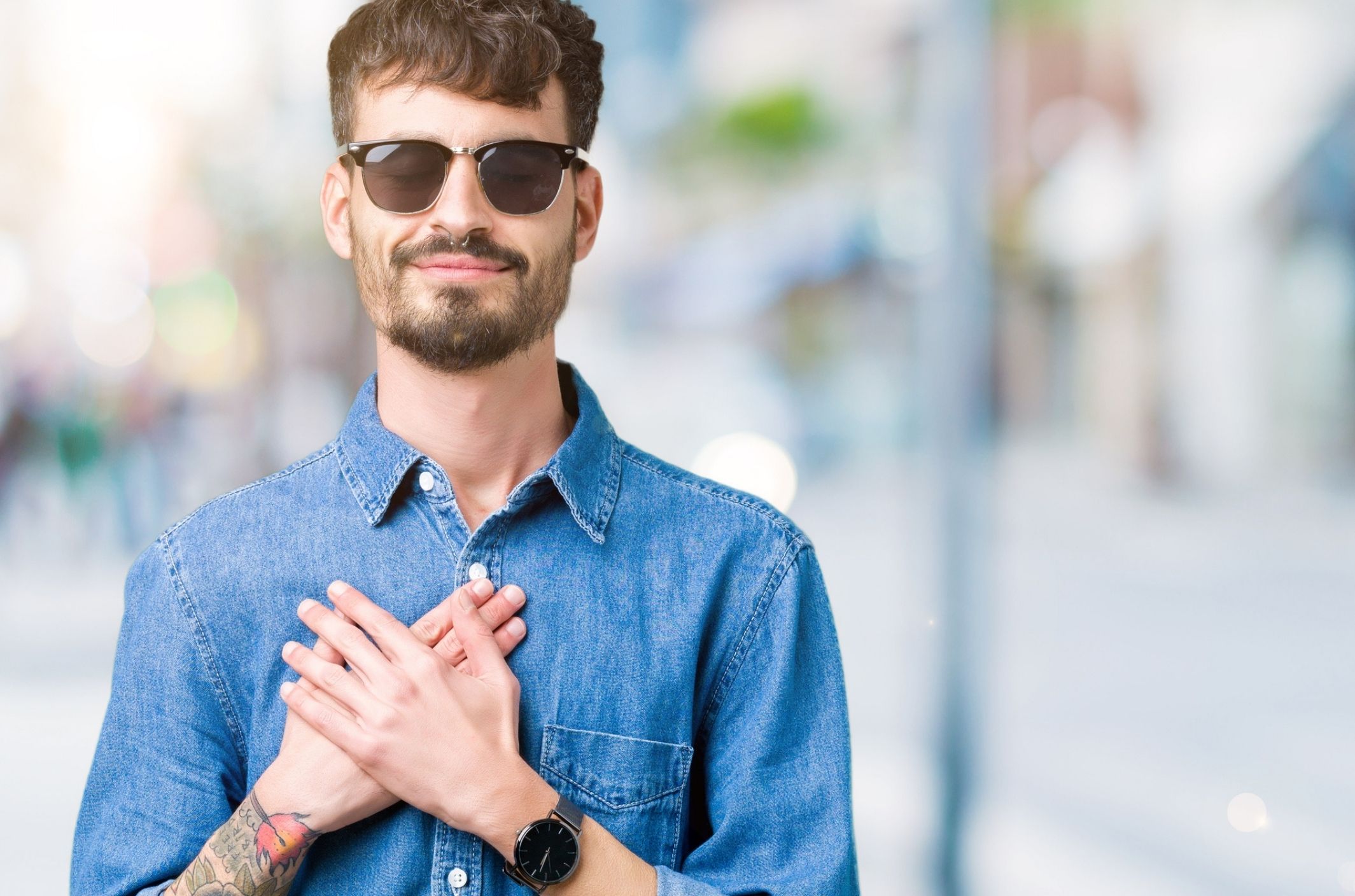 man with hands on chest telling difference between anxiety and panic attacks