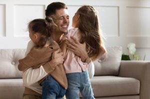 happy dad reunited with daughters who have separation anxiety disorder (1)