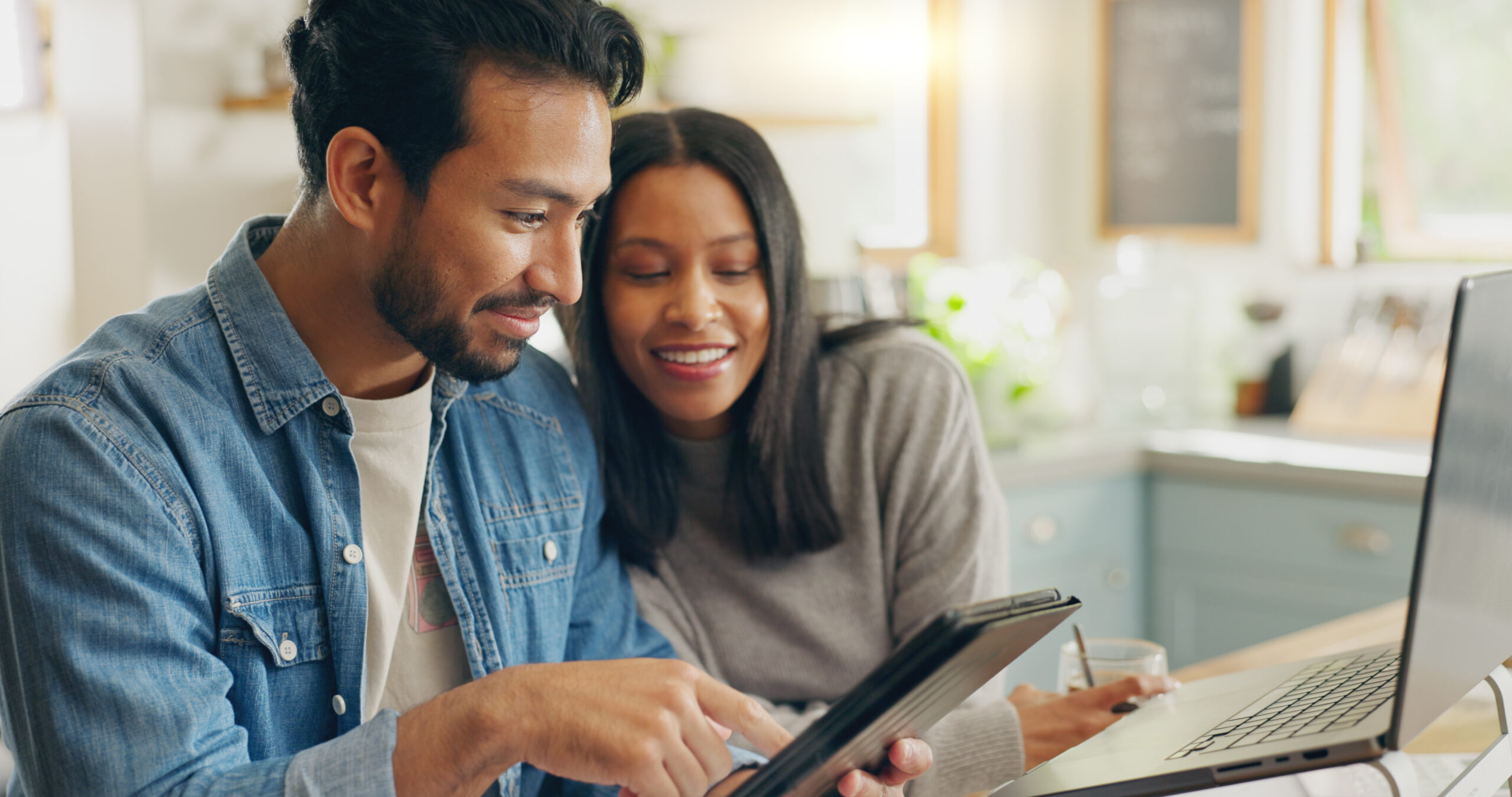 Couple researching on a tablet to determine the best Cialis® dose (5mg, 10mg, or 20mg) for their needs.