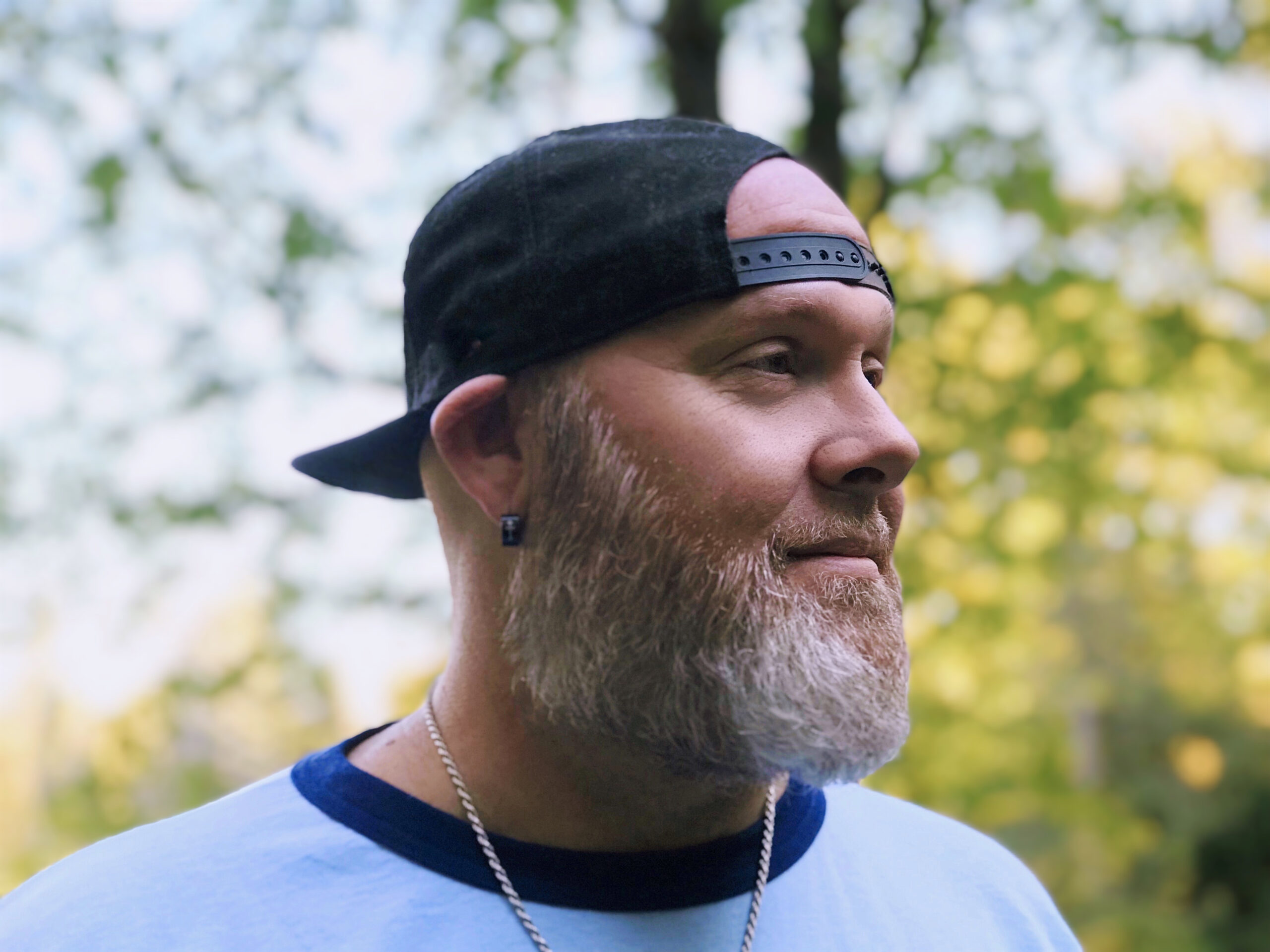 A bearded middle-aged man wearing a hat, representing the common concern about whether wearing hats can lead to hair loss, while emphasizing that myths about scalp circulation and hair health need to be clarified.